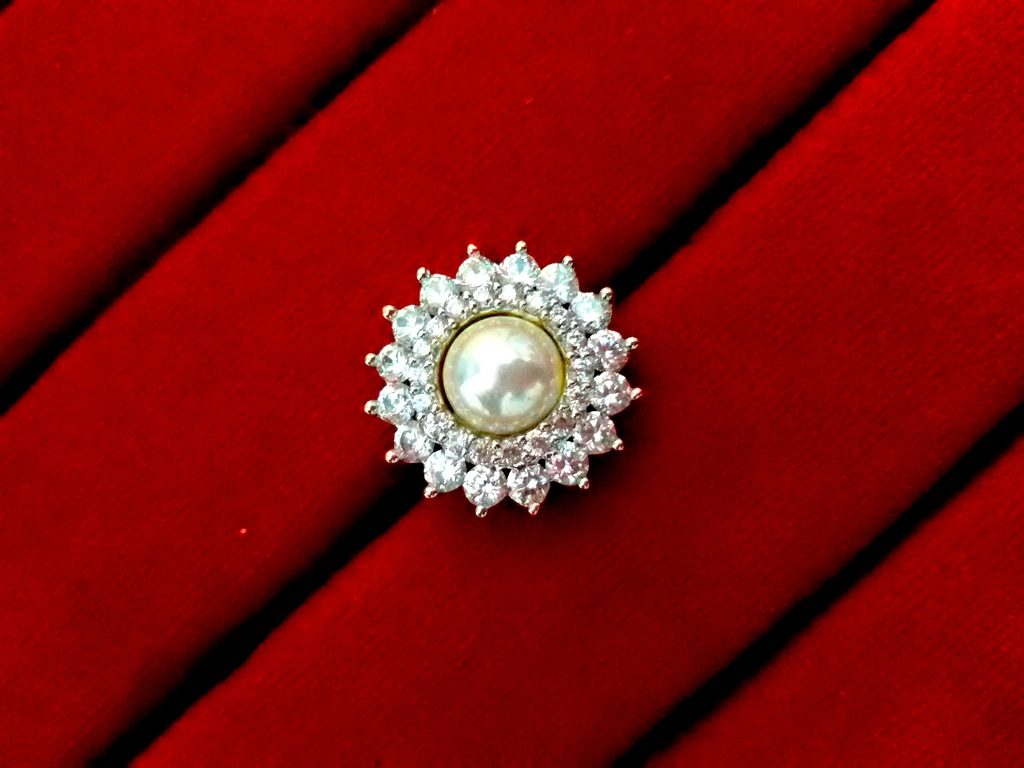 Daphne Sparkling Zircon White Pearl Top