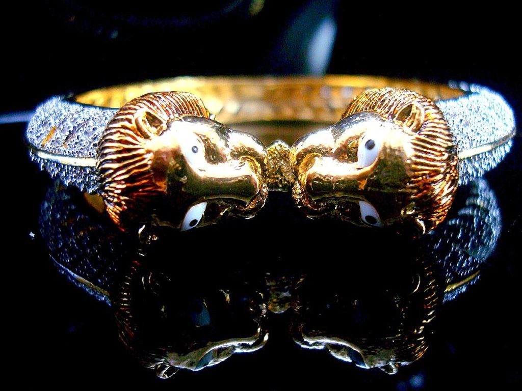 Daphne Loin Head Link Bangles, Close up