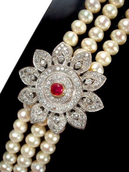 Imitation Jewelry Royal Look Engagement Wear Designer Zircon Brooch with Creamy Pearl Multi Layer Necklace for Women DN42